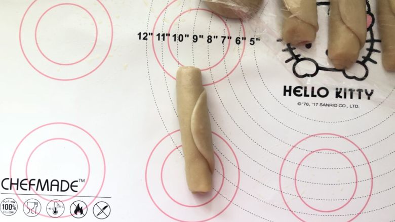 汁鲜味美的苏式鲜肉月饼,11、自下而上卷起,继续盖上保鲜膜松弛15分钟。
