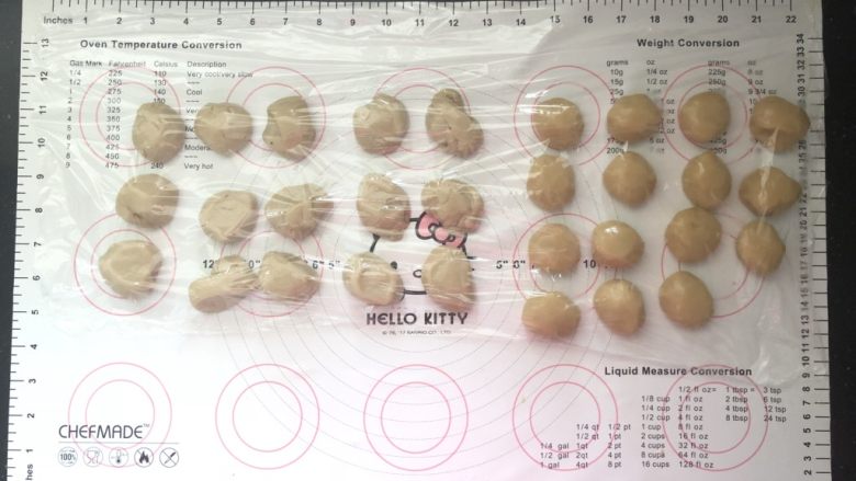 汁鲜味美的苏式鲜肉月饼,6、水油皮和油酥分成15等份盖上保鲜膜松弛15分钟。