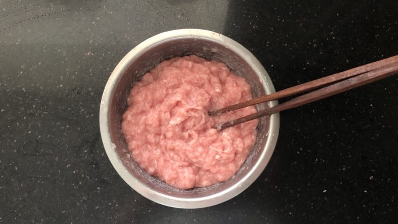 汁鲜味美的苏式鲜肉月饼,1、首先制作肉馅儿,猪肉打成泥分次加入葱姜<a style='color:red;display:inline-block;' href='/shicai/ 156925'>水</a>顺时针搅拌上劲。
