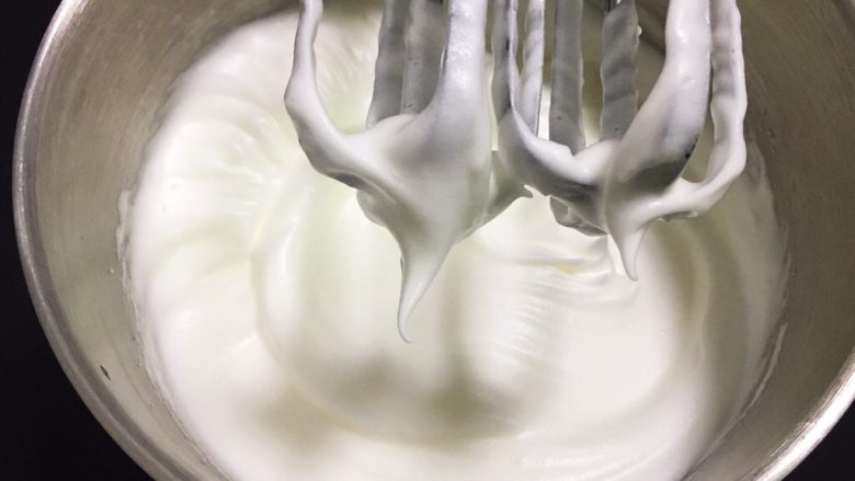 椰香蓝莓蛋糕,继续搅打50圈,再加入15克细砂糖。