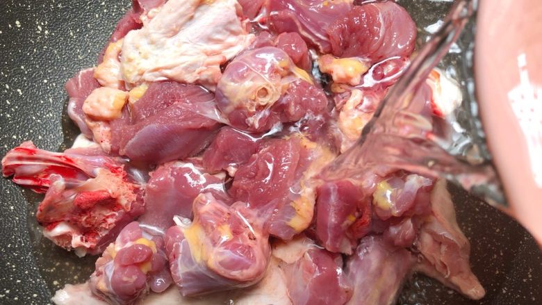 仔姜烧鸭,鸭肉洗净放入锅里,倒入冷水,大火煮出血沫,水位盖过鸭肉即可