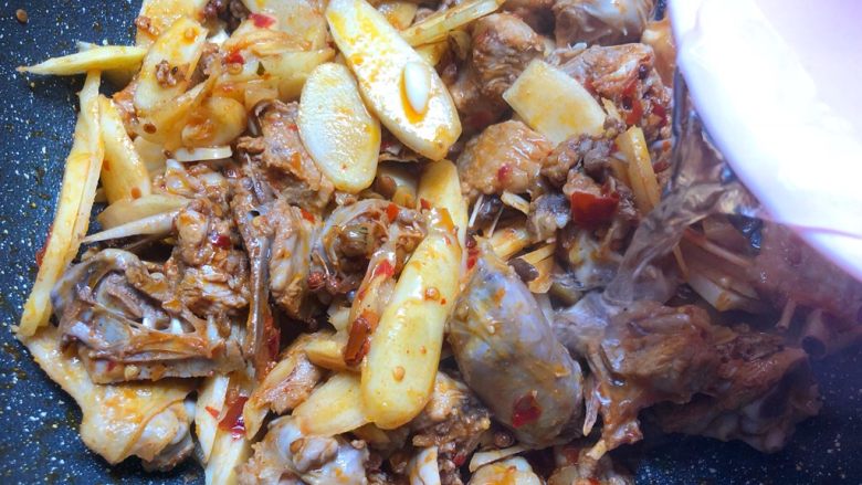 仔姜烧鸭,倒入100g水,大火煮开,转中火煮20分钟