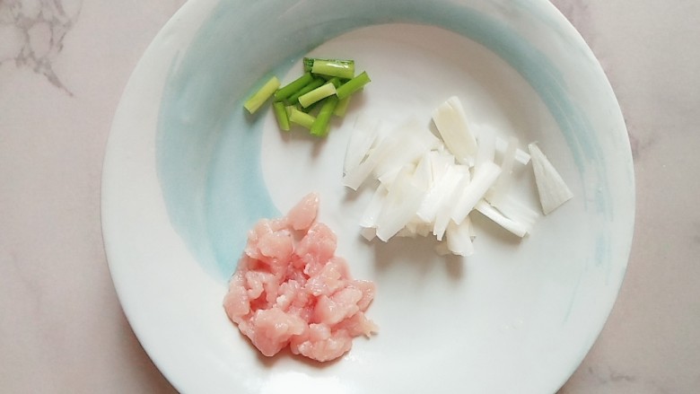#宝宝辅食#番茄肉沫茭白,猪肉切碎,葱段切碎备用