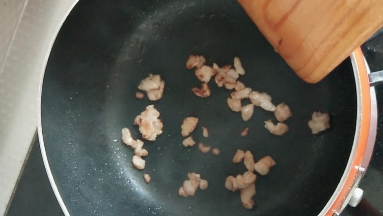 #宝宝辅食#番茄肉沫茭白,油热了,将猪肉末倒入锅中,翻炒变色