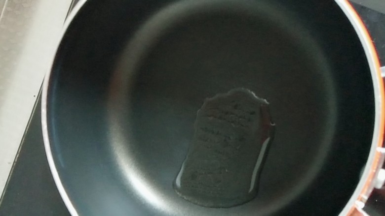 #宝宝辅食#番茄肉沫茭白,锅中倒适量的油,开火