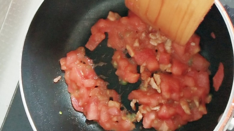 #宝宝辅食#番茄肉沫茭白,加入西红柿丁,翻炒出汁