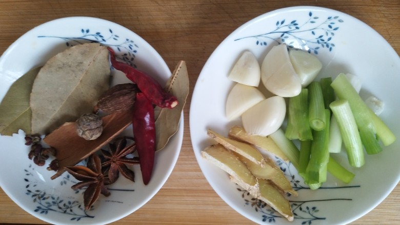 干豆角烧肉,准备好香叶,桂皮,八角,<a style='color:red;display:inline-block;' href='/shicai/ 86474'>干辣椒</a>,花椒,葱段,生姜,大蒜