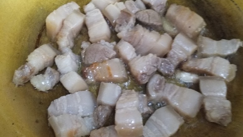 干豆角烧肉,锅内倒少量油,五花肉下锅煸炒