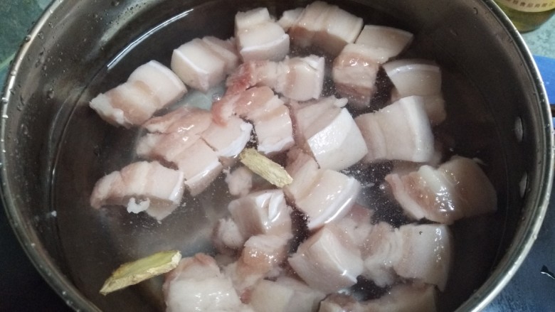 干豆角烧肉,五花肉凉水入锅,加料酒<a style='color:red;display:inline-block;' href='/shicai/ 788'>生抽</a>煮开
