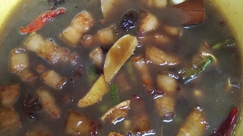 干豆角烧肉,加入适量温水没过五花肉，加两勺生抽，一勺<a style='color:red;display:inline-block;' href='/shicai/ 762'>老抽</a>开大火