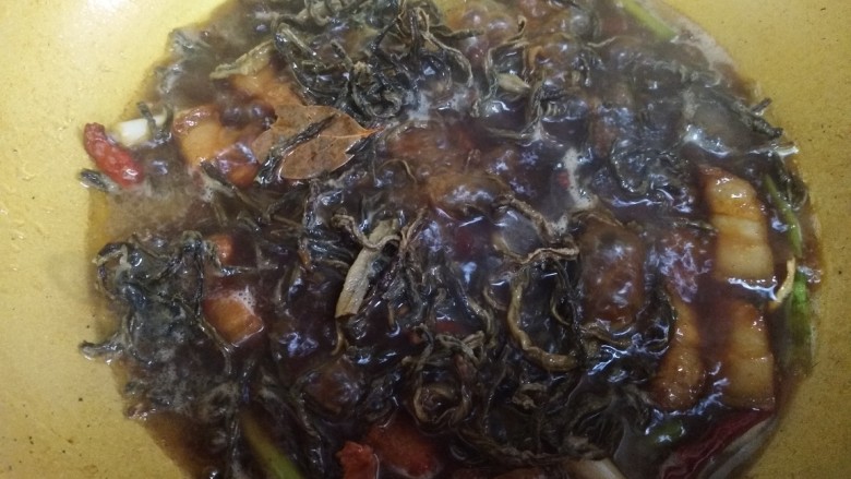 干豆角烧肉,大火闷10分钟，加入泡好的干豆角，加入适量盐