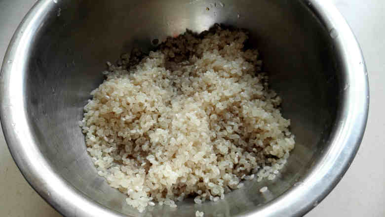鸡腿焖饭,2、大米淘洗干净,放入一小勺<a style='color:red;display:inline-block;' href='/shicai/ 788'>生抽</a>拌匀,待用