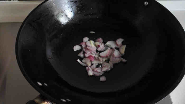 鸡腿焖饭,炒锅入油,油热后放入红葱头炒出香味