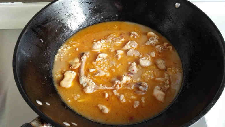 鸡腿焖饭,加入清水,放水后与食材齐平,由于是新米,水不要多