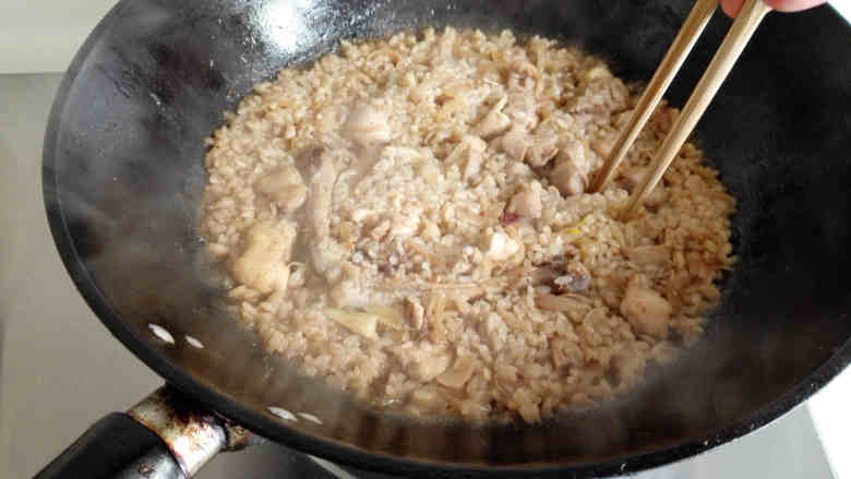 鸡腿焖饭,盖好锅盖,中火烧开,烧至水分被米吸收,打开盖子,用筷子在锅中戳几个洞,转极小的火,盖好盖子焖5分钟左右