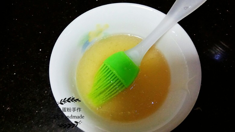 奥尔良烤翅,腌制好鸡翅后,在烤制前先准备蜜蜂汁。把适量的食用油和<a style='color:red;display:inline-block;' href='/shicai/ 865'>蜂蜜</a>混合在一起,加一点点饮用水,把它调成酱汁即可。