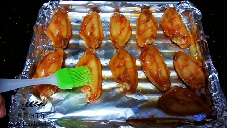 奥尔良烤翅,烤了二十分钟后取出鸡翅。把鸡翅翻面,然后在表面涂一层蜂蜜酱汁。继续放进烤箱烤20分钟既可。请按照自己家里烤箱的情况调节时间和温度。