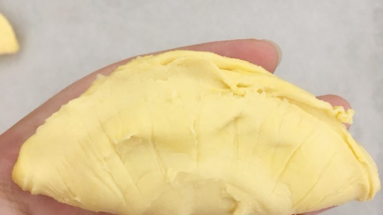 简易版榴莲酥,然后像包饺子一样,对折把口封住就好