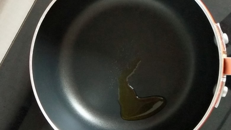 #宝宝辅食#杂蔬肉松面线,锅中倒入适量的油,开火