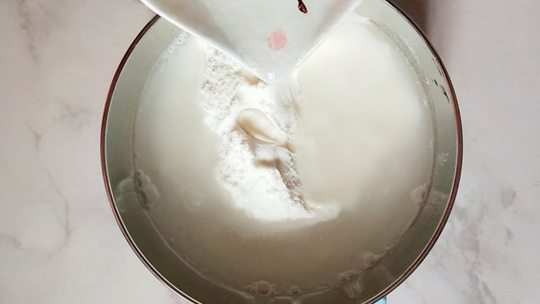 #宝宝辅食#杂蔬肉松面线,面粉中倒入40ml的水,搅拌均匀