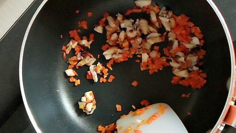 #宝宝辅食#杂蔬肉松面线,倒入香菇碎,继续翻炒