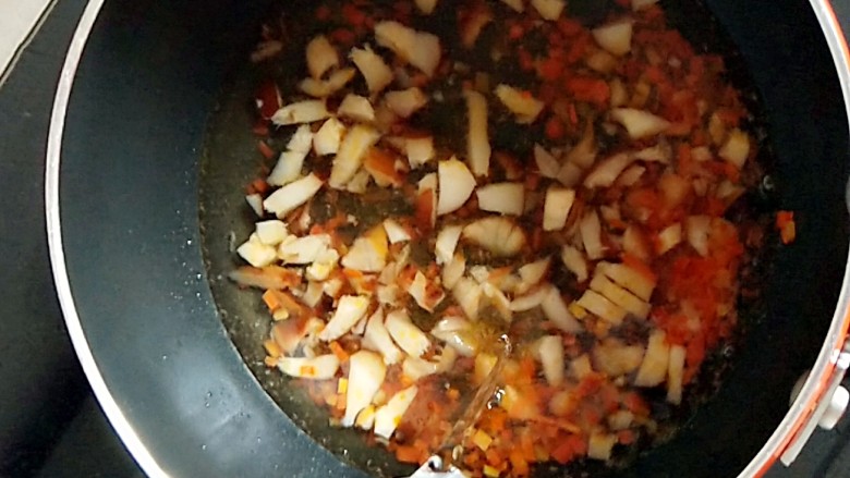 #宝宝辅食#杂蔬肉松面线,倒入适量的水,煮至胡萝卜碎有些软即可