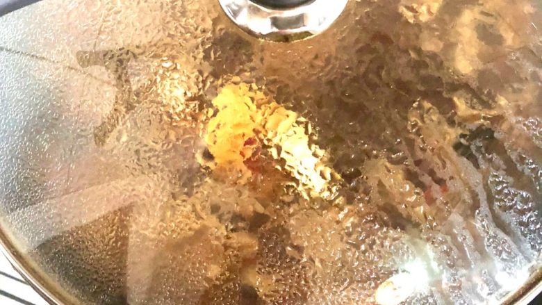胡萝卜炖牛腩,小火一直炖1个半小时左右。直到肉烂熟。加入少量盐。(一定要肉烂以后加入盐。不然肉是炖不烂的)