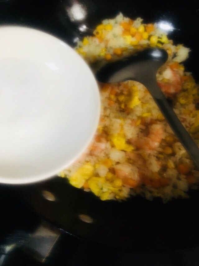 虾仁蛋炒饭,加入适量的盐(按照自己的口味)