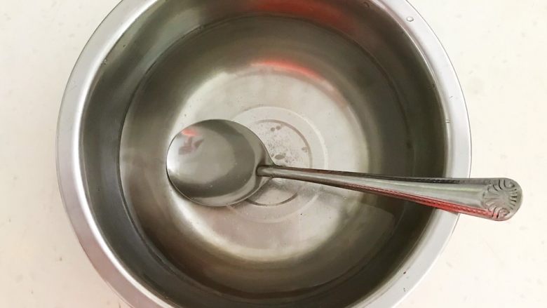 开胃小菜 俄式乳瓜,搅拌至砂糖融化