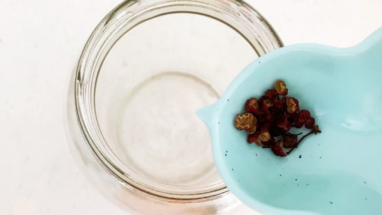 开胃小菜 俄式乳瓜,把花椒粒倒入瓶中
