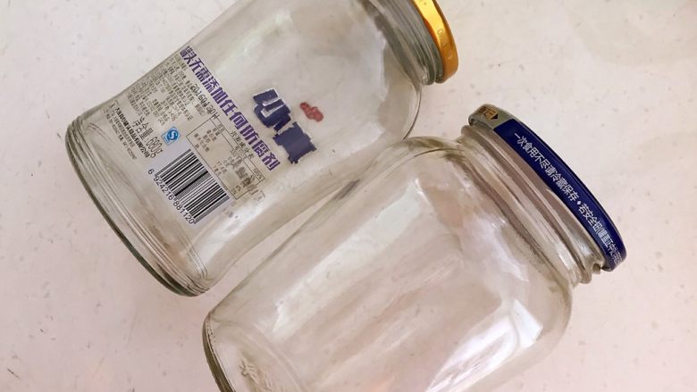 开胃小菜 俄式乳瓜,取2个玻璃瓶,清洗干净后用开水烫一下,晾干,绝对不能沾油,如果瓶子有油乳瓜就会烂掉