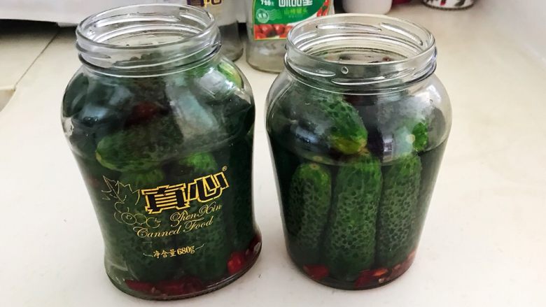 开胃小菜 俄式乳瓜,把糖醋汁倒入瓶中,八分满即可,腌制后小黄瓜会有水份溢出