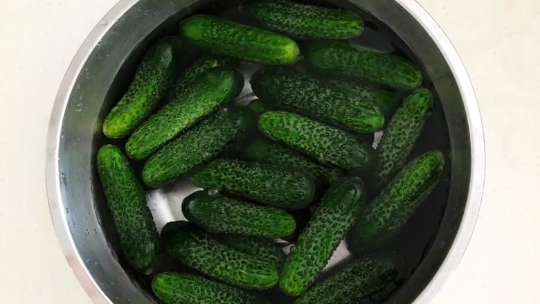 开胃小菜 俄式乳瓜,清洗干净后用冷水浸泡10分钟
