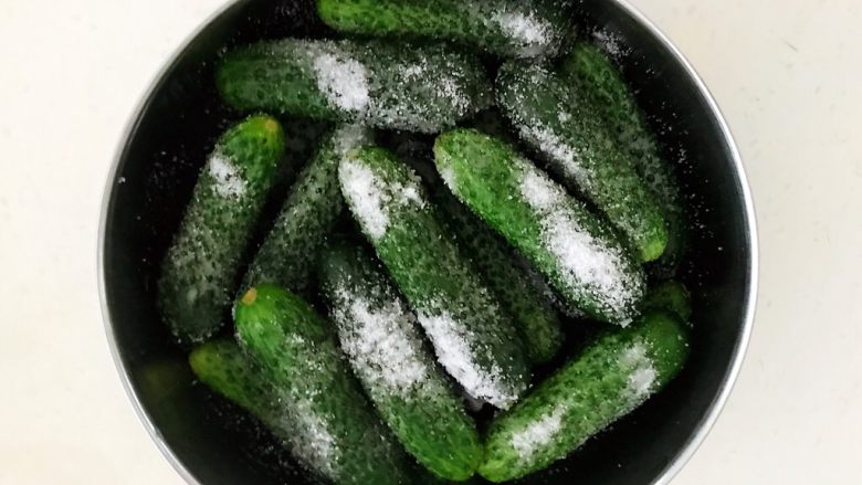 开胃小菜 俄式乳瓜,把小黄瓜捞出来沥干水分,撒上1勺精盐调匀,腌制2个小时