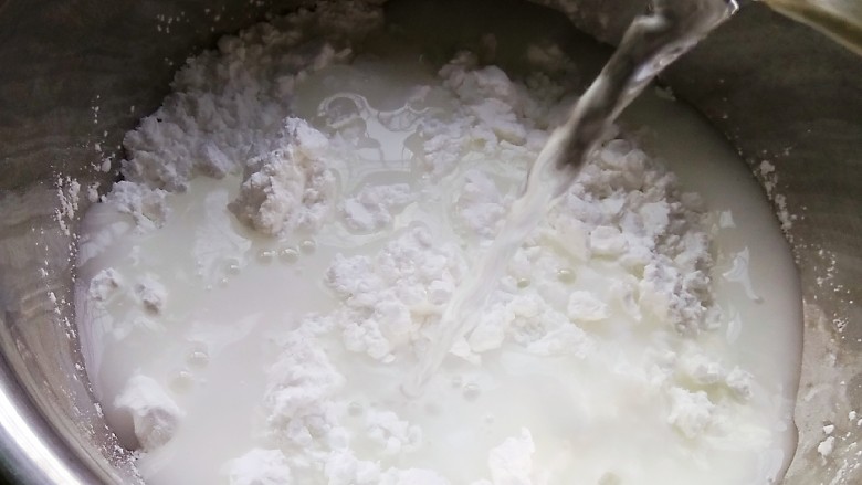 豌豆凉粉,加入清水(1)600克