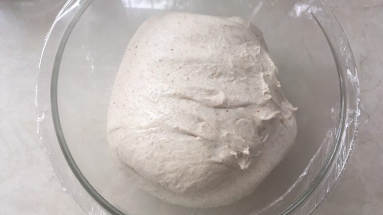 天然酵种乡村面包,半个小时后,同样的方法,再折叠一次