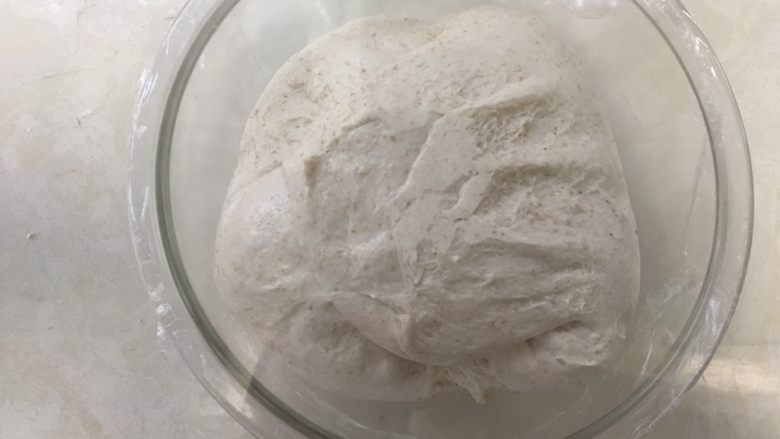 天然酵种乡村面包,四次折叠好后,将面团盖保鲜膜入冰箱冷藏发酵一夜