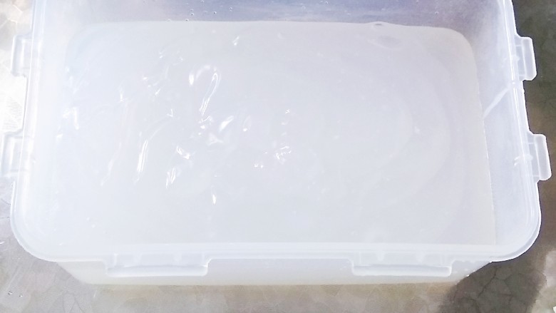豌豆凉粉,准备模具,模具内壁抹一层薄薄的香油,将淀粉糊倒入模具,凉凉后放入冰箱冷藏