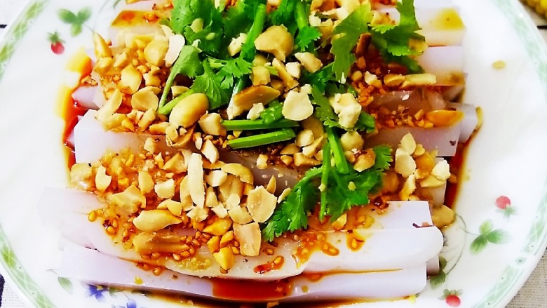 豌豆凉粉,将调好的辣汁,倒入切好的凉粉上面,撒上花生碎,放上<a style='color:red;display:inline-block;' href='/shicai/ 131'>香菜</a>就OK了