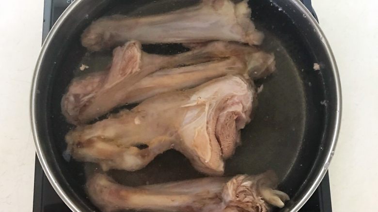 秘制香辣小羊腿,另起锅,锅里加入开水,放入小羊腿