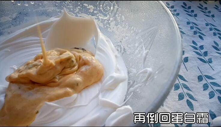 肉松海苔磅蛋糕,将拌好后的混合物倒回蛋白霜