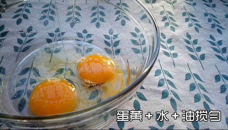 肉松海苔磅蛋糕,加入无味油 注意一定是无味油 搅拌至乳化