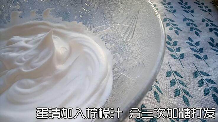 肉松海苔磅蛋糕,打至可立起弯钩后加第三次糖