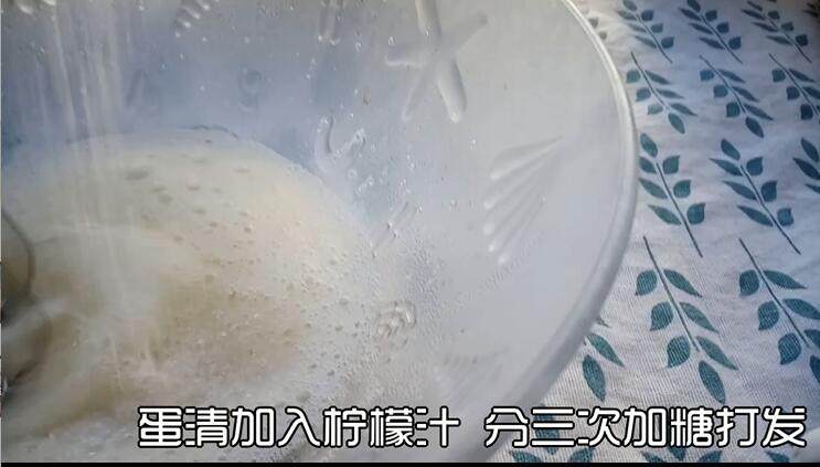 肉松海苔磅蛋糕,蛋清加入柠檬汁和三分一的白砂糖进行打发 变白后加第一次糖