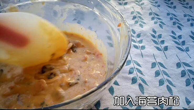 肉松海苔磅蛋糕,用刮刀拌均匀 可以是翻拌 切拌 炒菜的手法 不能画圈