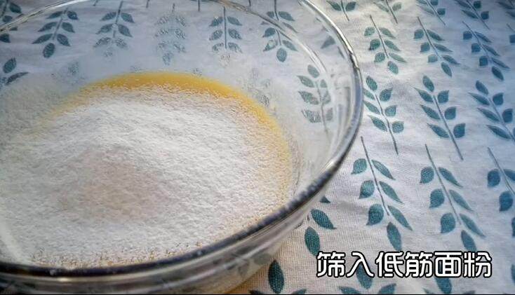 肉松海苔磅蛋糕,筛入<a style='color:red;display:inline-block;' href='/shicai/ 548'>低筋面粉</a> 必须是<a style='color:red;display:inline-block;' href='/shicai/ 548'>低筋面粉</a>或者蛋糕粉 并轻轻搅拌避免起筋