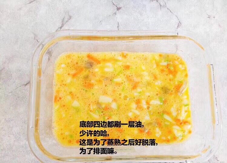 🥕🥚
蔬菜蒸蛋
营养的一餐就是这么简单,准备好容器，底部四周都刷一层薄油，少许的哦，这是为了蒸熟后好脱落，也为了排面嘛