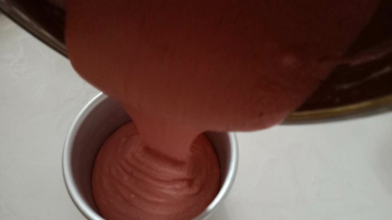 粉嫩蒸蛋糕,倒入6存寸模具中,盖上保鲜膜,在保鲜膜上插几个洞。