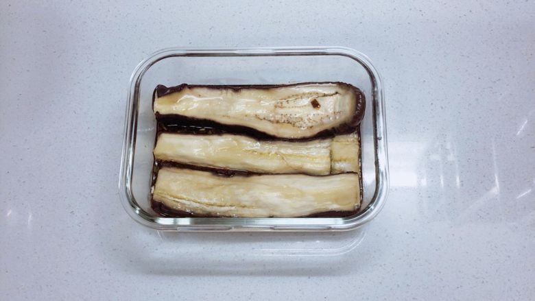 韩式酱茄子,将茄子切成与饭盒长短相同,铺好