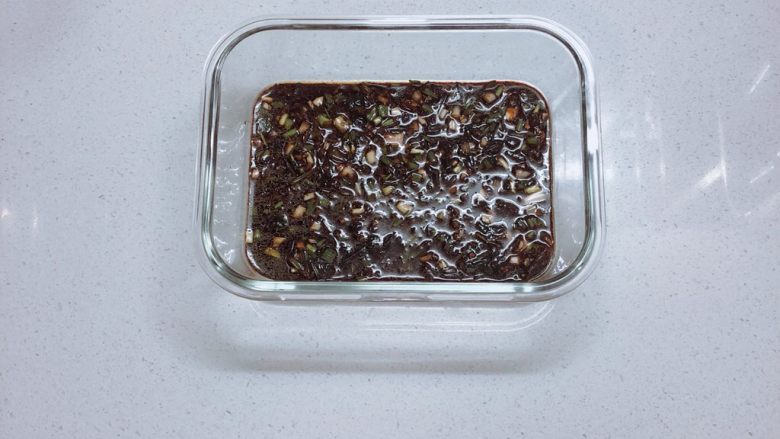 韩式酱茄子,以上材料搅拌均匀后,在饭盒中铺上第一层